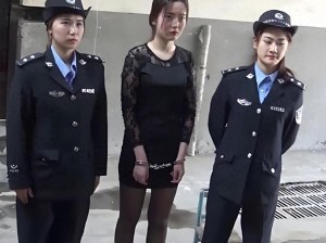 女警执行任务时为什么会被按住高高撅起？有什么解决办法？